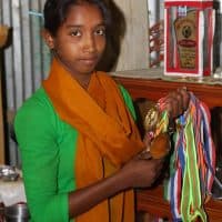 Sajeda mit Medaillen (c) Jabed Patwary
