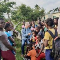 Stefan Ehlert mit Schulkindern, Buzi Mosambik 2019 (c) Annelie Haack